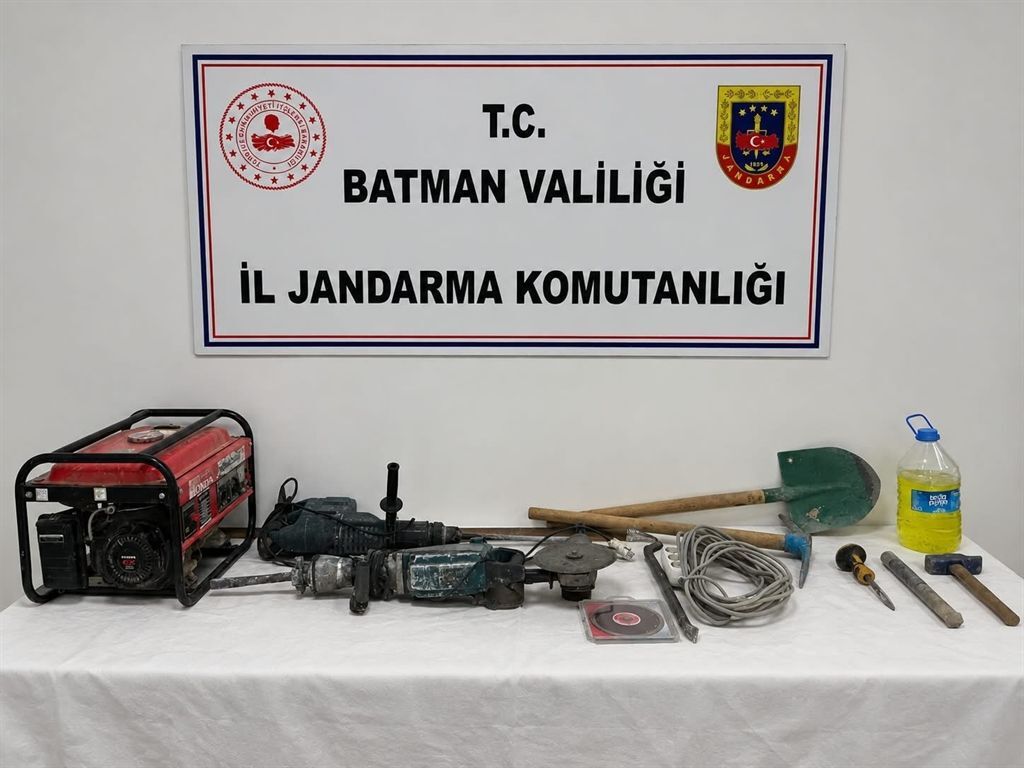Mağarada Kaçak Kazı Yapan 4 Şüpheli Suçüstü Yakalandı (2)