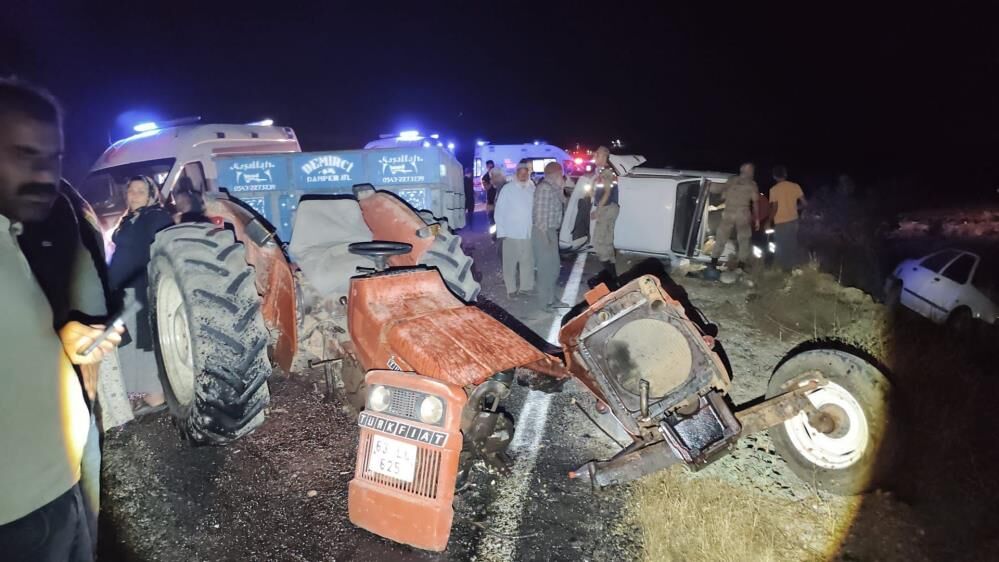 Zincirleme Kazada Traktör Ortadan İkiye Ayrıldı 3 Yaralı (1)