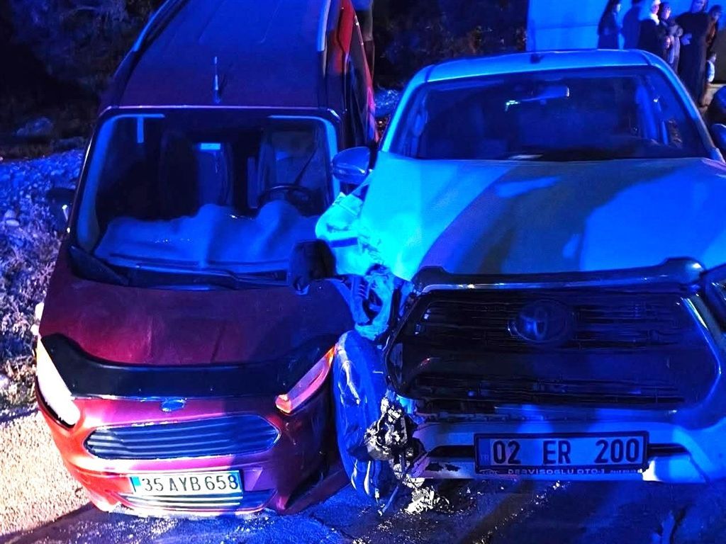 Kahta'da İki Hafif Ticari Araç Çarpıştı: 8 Yaralı!