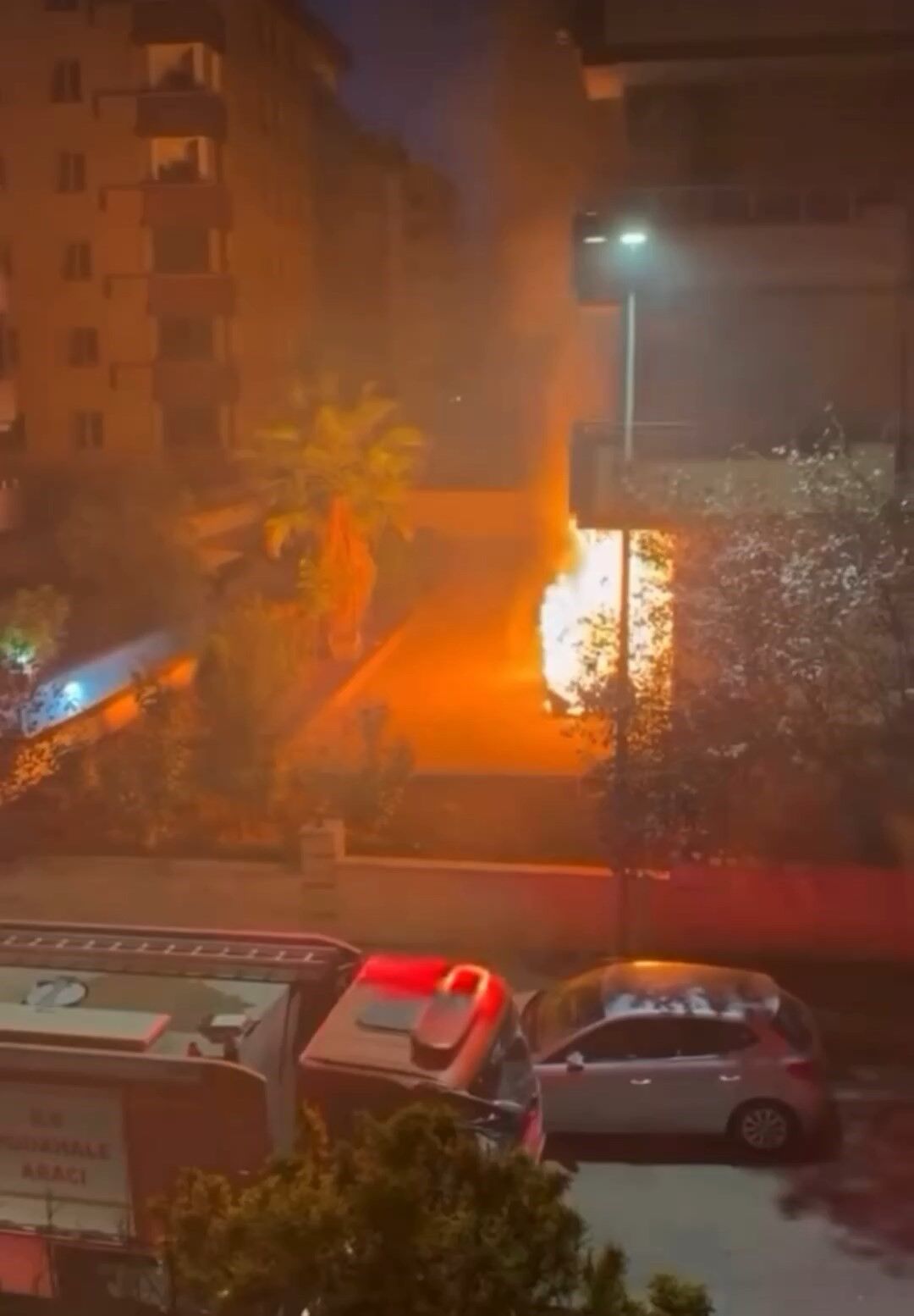 Site Bahçesinde Park Halindeki Elektrikli Otomobil Yandı