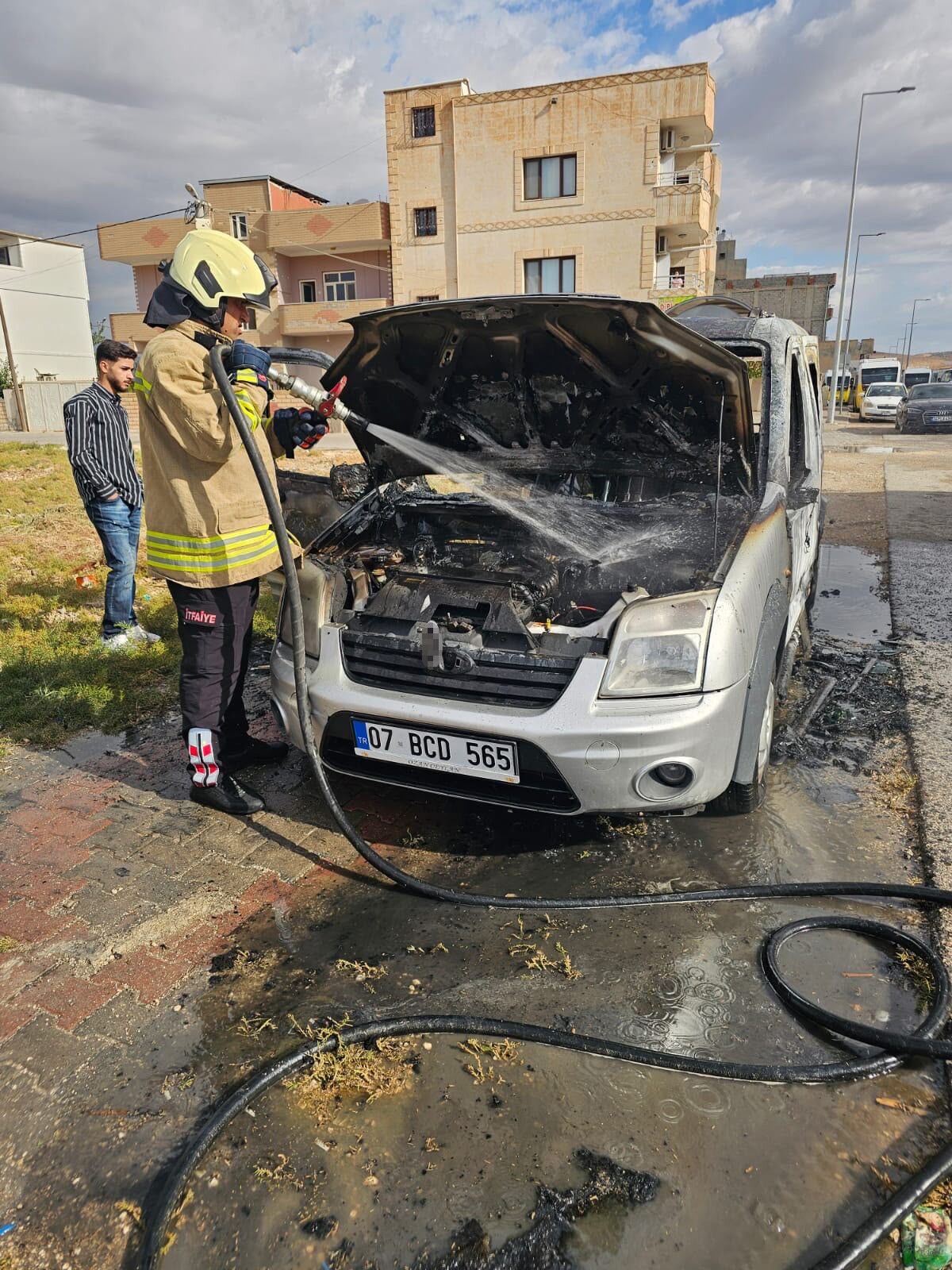 Park Halindeki Araçta Çıkan Yangın İtfaiyeyi Harekete Geçirdi