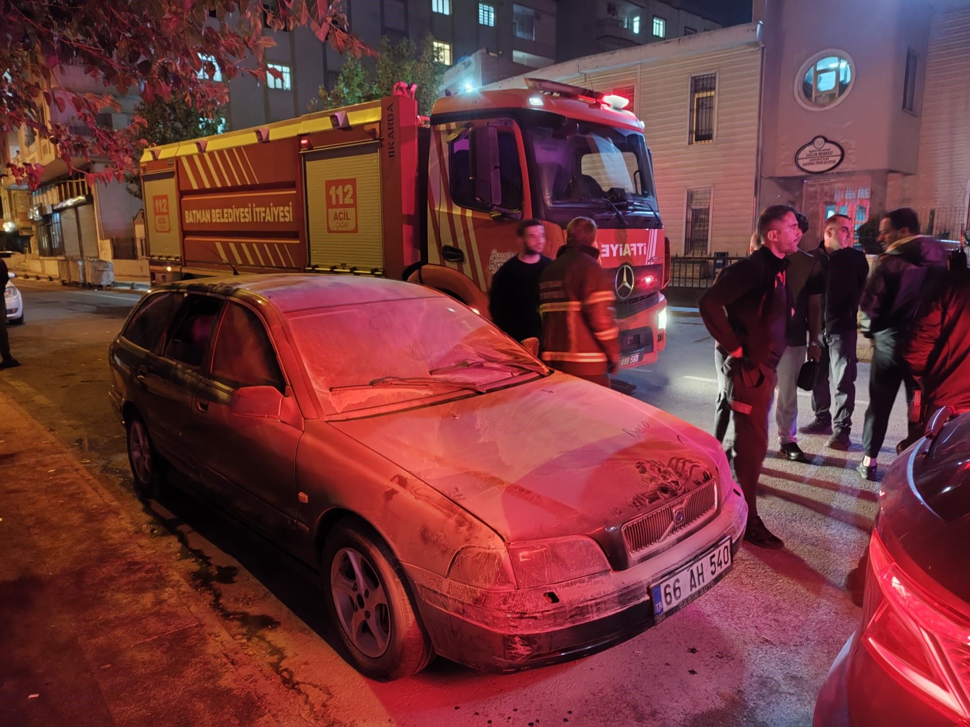 Araçtaki yangına mahalle sakinlerinden hızlı müdahale