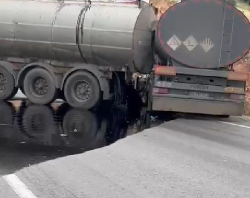 Akaryakıt yüklü tankerler çarpıştı, yol yakıtla kaplandı