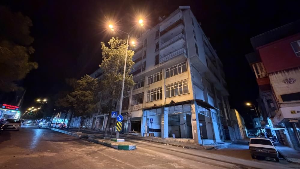 Depremde Ağır Hasar Görmüştü: 50 Yıllık İş Hanı ve Lojmanda Yıkım Mesaisi