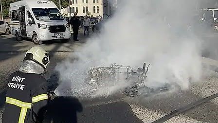 Kurtalan yolunda kaza sonrası motosiklette yangın