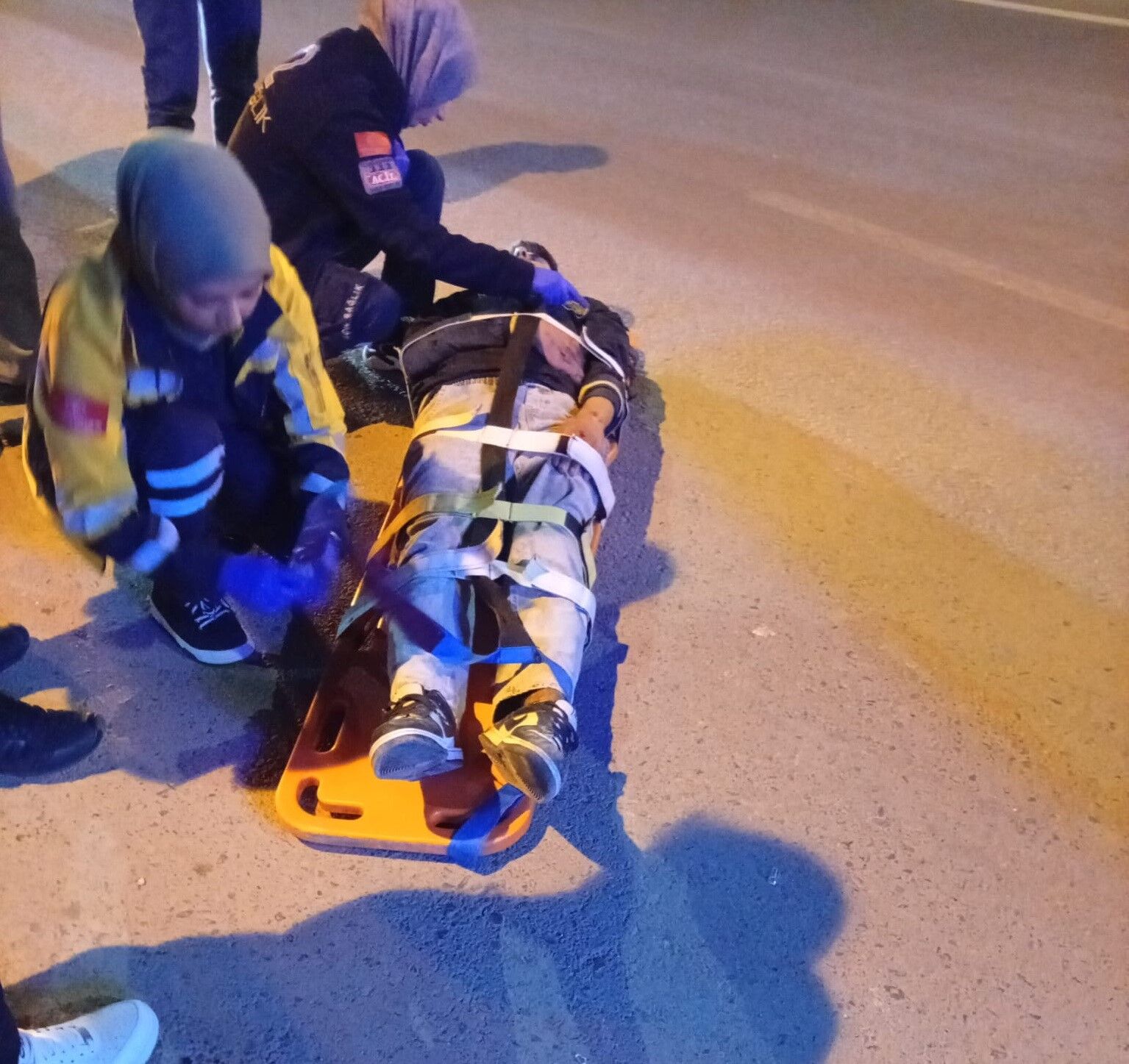 Motosiklet sürücüsü direksiyon kontrolünü kaybedince kaza yaptı