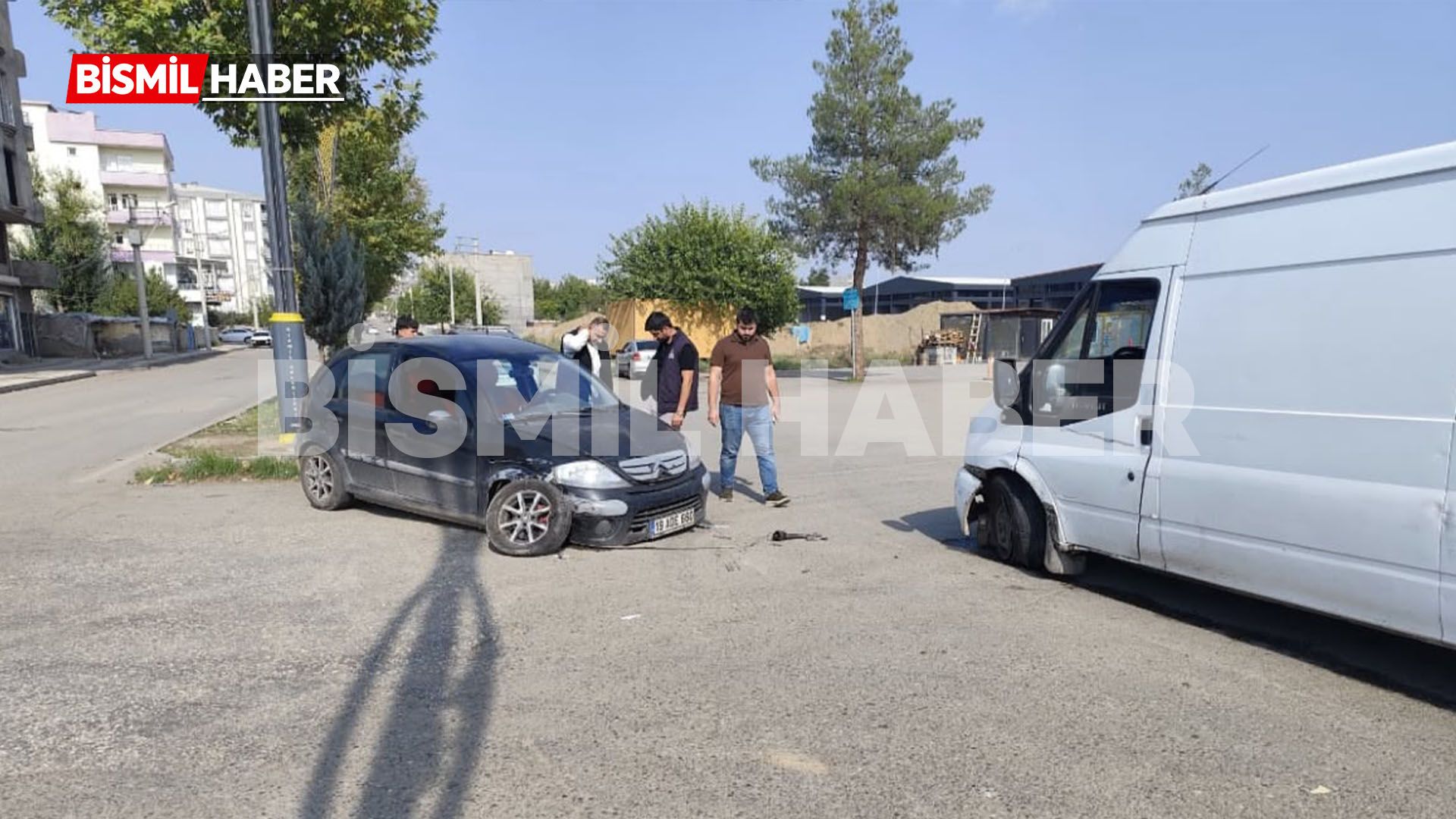 Bismil’de Kavşakta Dolmuş Ile Otomobil Çarpıştı 1