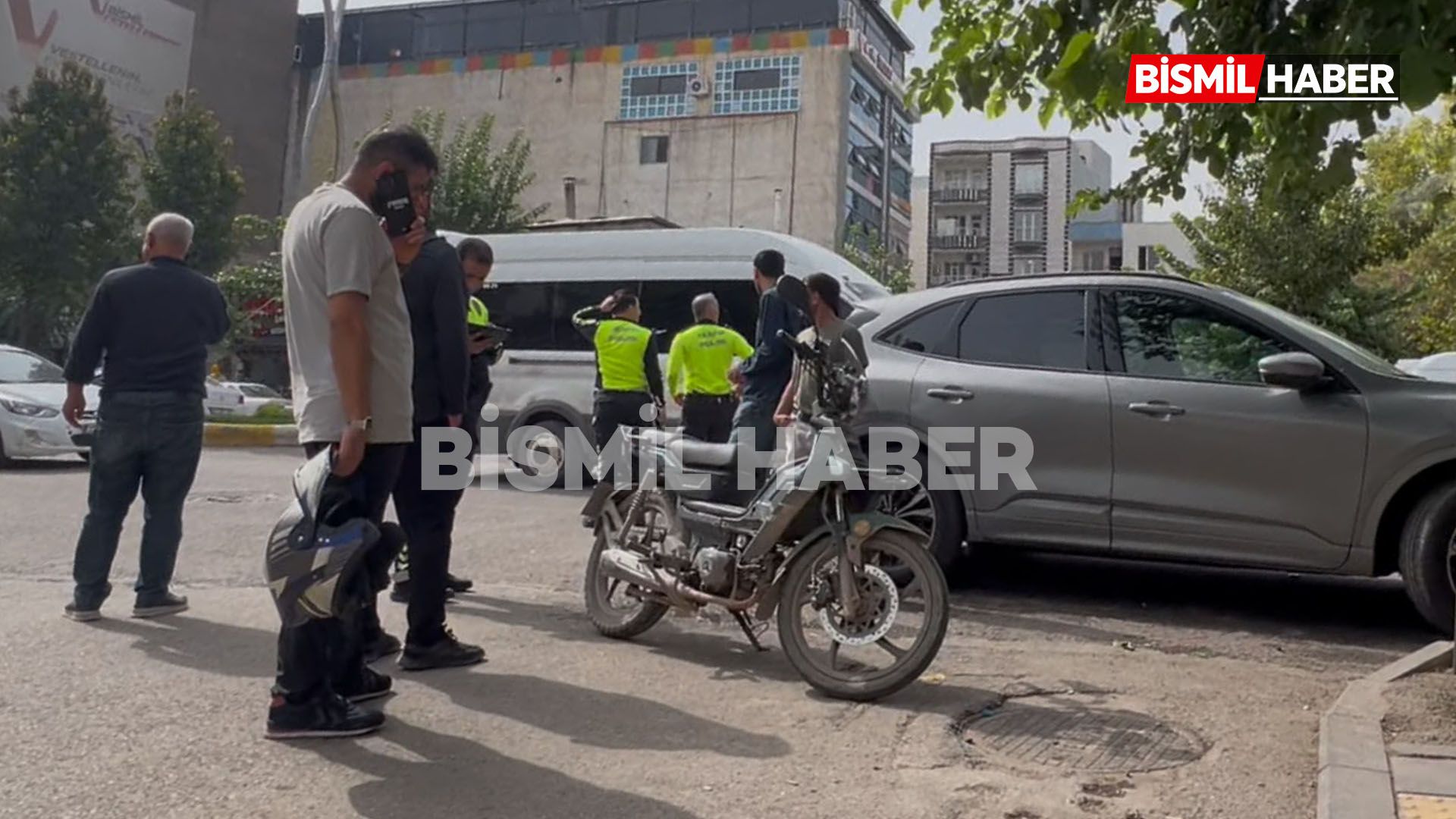 Bismil'de Otomobilin Çarptığı Motosiklet Sürücüsü Yaralandı