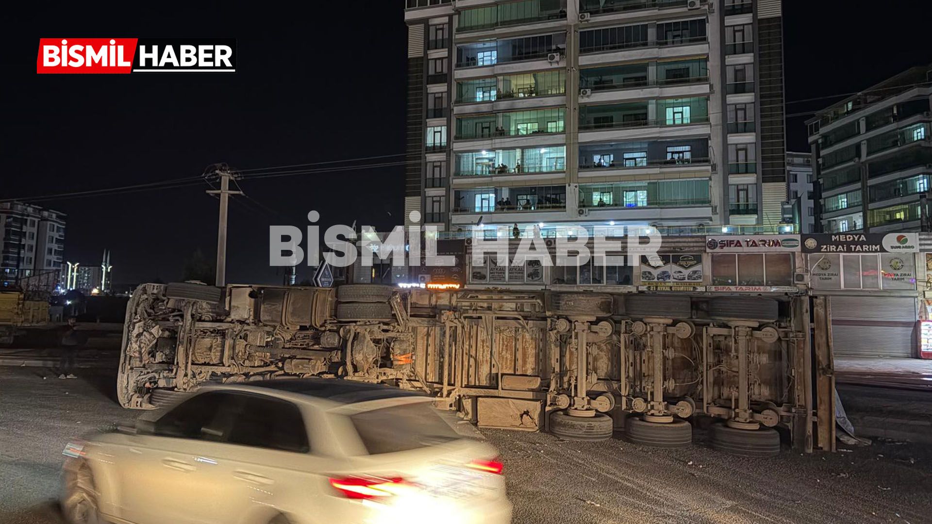 Bismil’de Pamuk Yüklü Kamyon Başka Araca Devrildi 1
