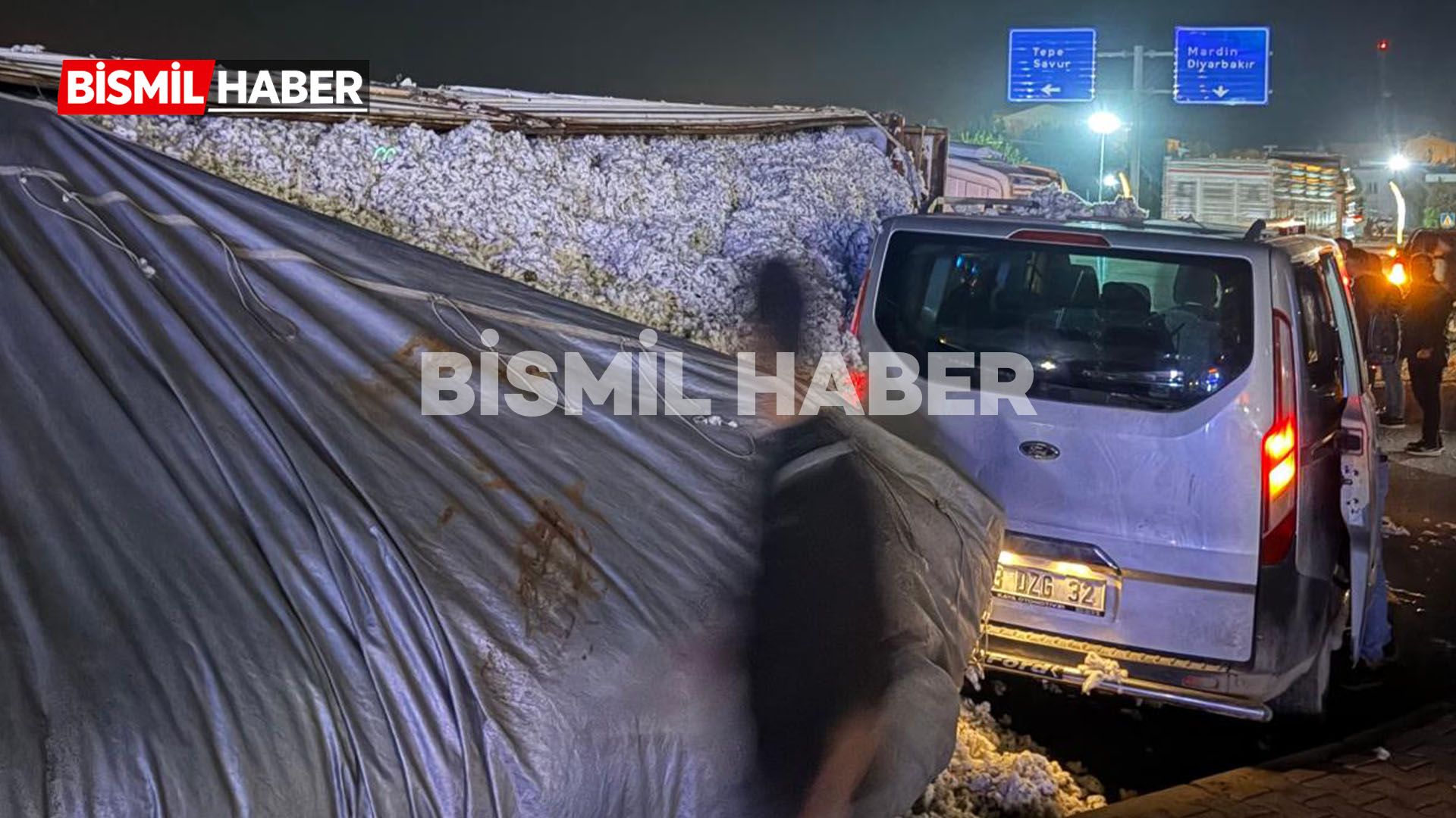 Bismil’de Pamuk Yüklü Kamyon Başka Araca Devrildi 2