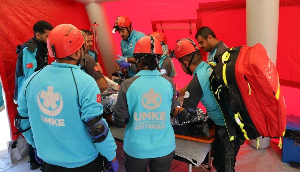 Deprem Tatbikatı Gerçeğe Döndü Aileler Güvenlik Hattını Aşmak İstedi (2)