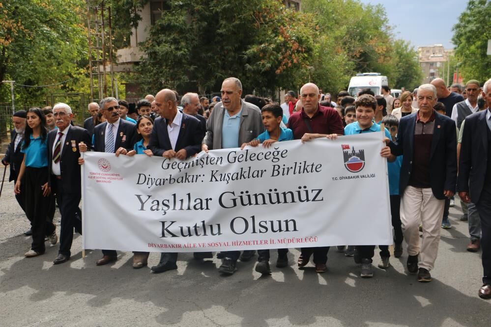 Diyarbakır’da 1 Ekim Dünya Yaşlılar Günü Yürüyüşü Düzenlendi (2)