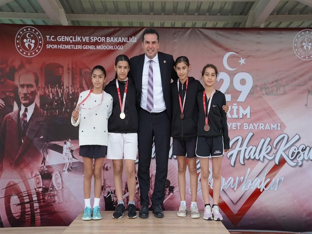 Diyarbakır'da Cumhuriyet Halk Koşusu Heyecanı Sporcular Derece İçin Ter Döktü (1)