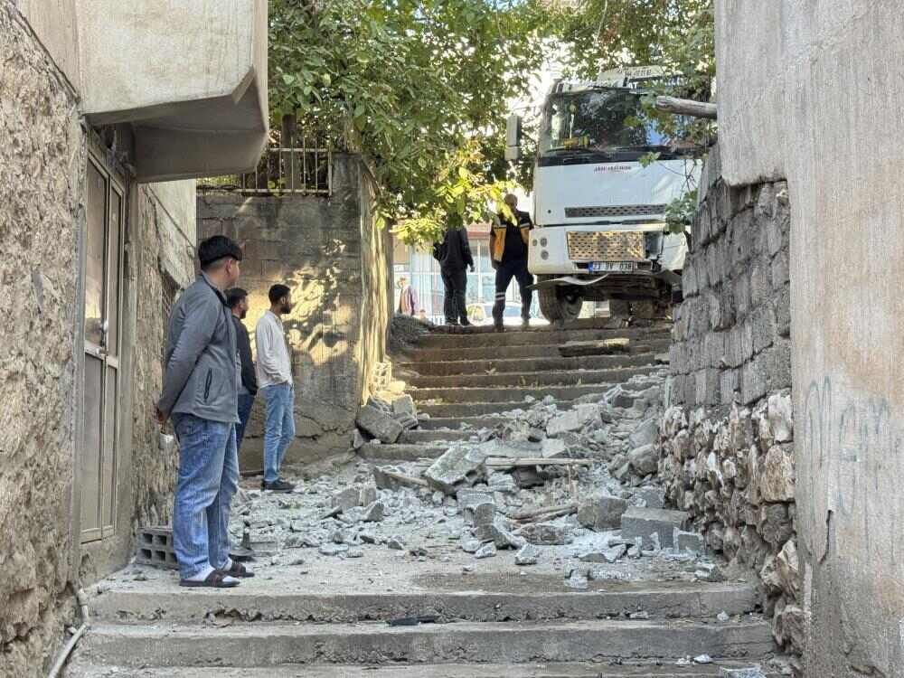 Diyarbakır'da Kontrolden Çıkan Kamyon Evin Duvarına Çarptı (1)