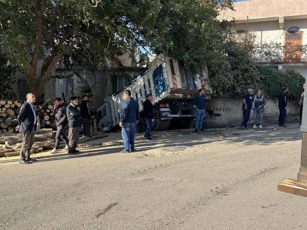 Diyarbakır'da Kontrolden Çıkan Kamyon Evin Duvarına Çarptı (2)
