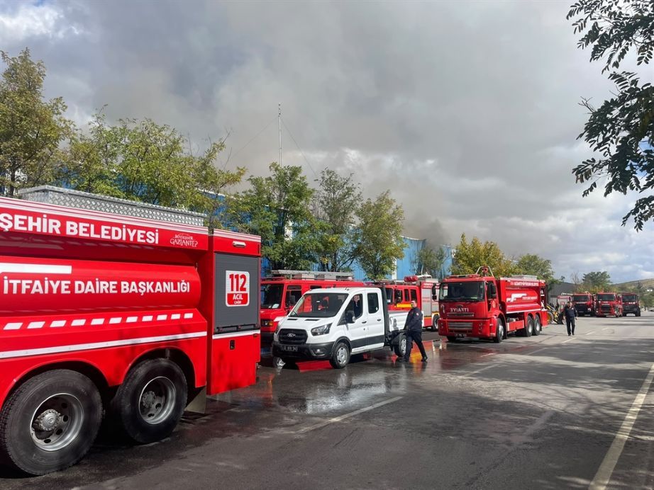 Gaziantep’te Pamuk Fabrikasında Yangın İtfaiyenin Müdahalesi Sürüyor (2)