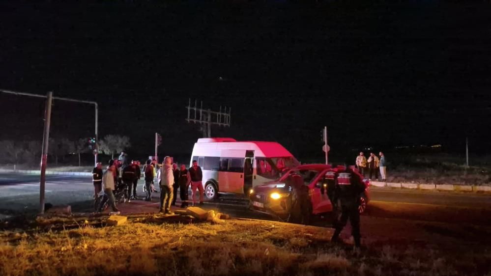 Kavşakta Feci Çarpışma Minibüs Ile Otomobil Birbirine Girdi, 12 Yaralı (2)