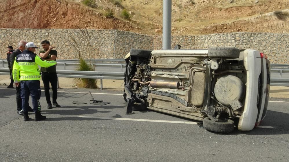 Kontrolden Çıkan Otomobil Takla Attı Sürücü Yarasız Kurtuldu (2)