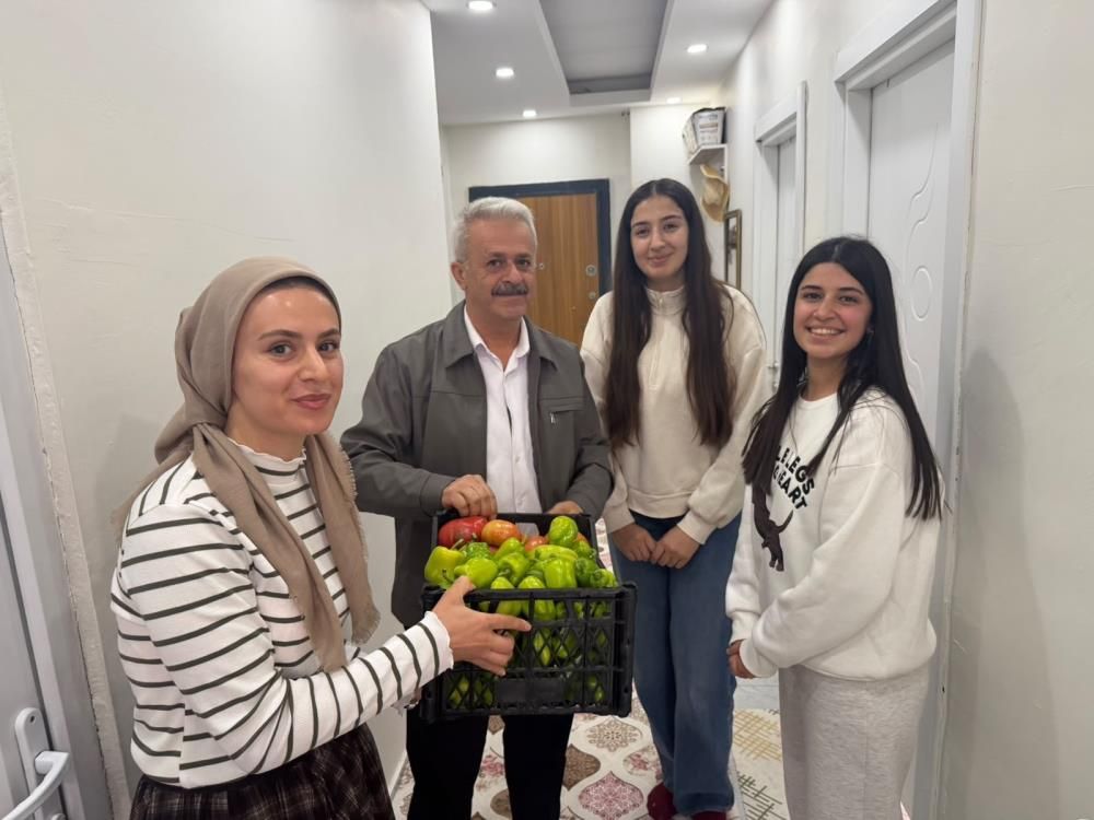 Kütüphane Bahçesinde Yetişen Ürünler Şehit Aileleri Ve İhtiyaç Sahiplerine Ulaştırıldı (1)