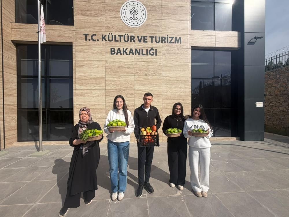 Kütüphane Bahçesinde Yetişen Ürünler Şehit Aileleri Ve İhtiyaç Sahiplerine Ulaştırıldı (2)
