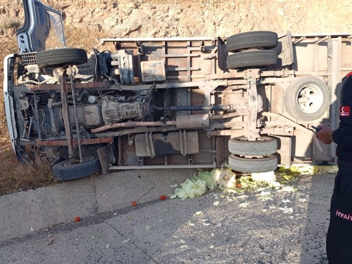 Mardin Diyarbakır Kara Yolunda Sebze Yüklü Kamyonet Devrildi 1 Yaralı (2)