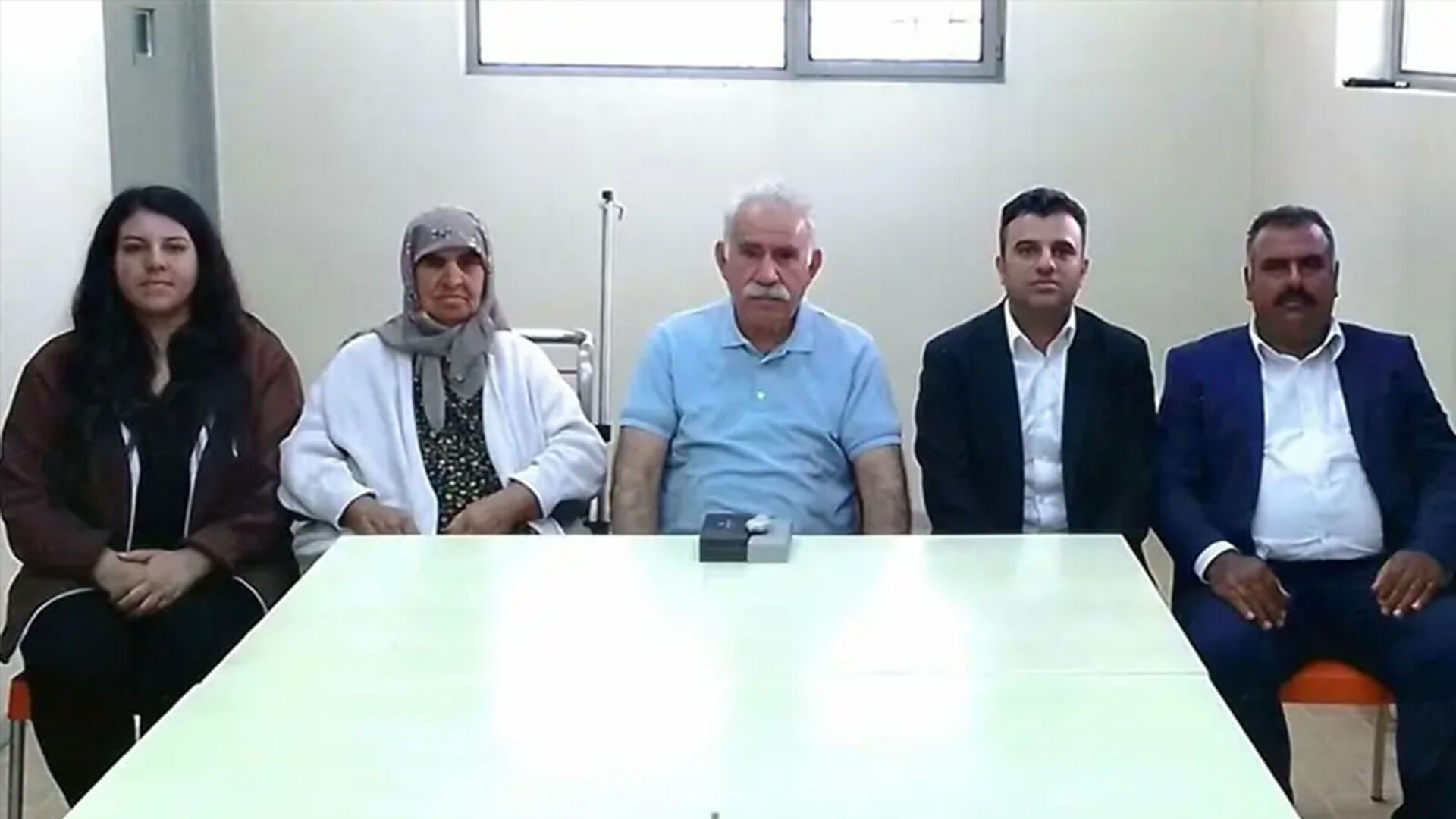 Öcalan'ın Ailesi İmralı'ya Gitti, Aile Fotoğrafı Çekildi