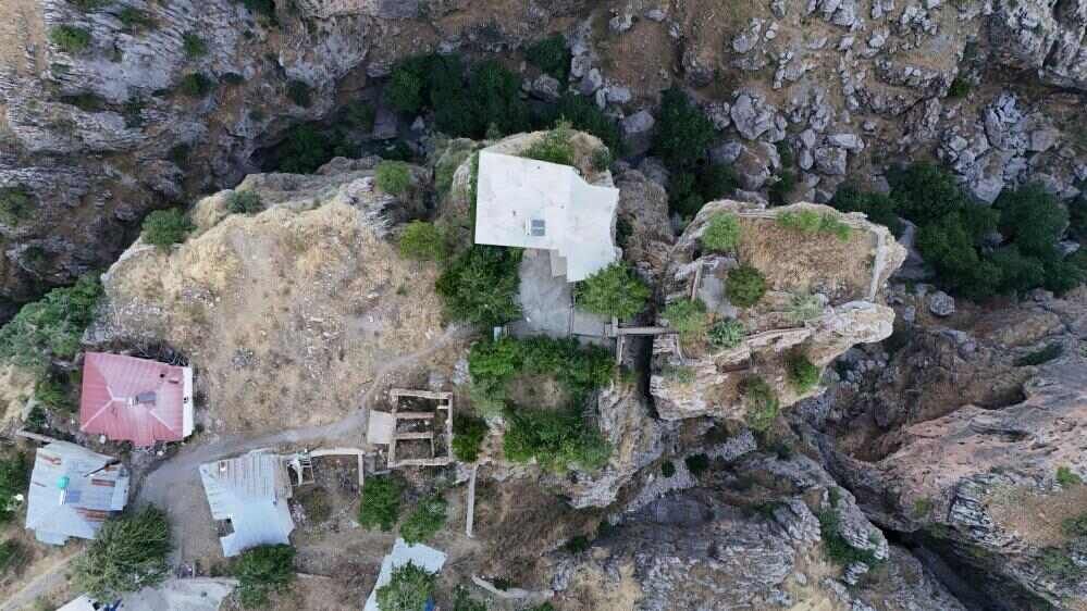 Uçurumun Kenarındaki 168 Metrelik Gizemli Ev Görenleri Şaşırtıyor (1)