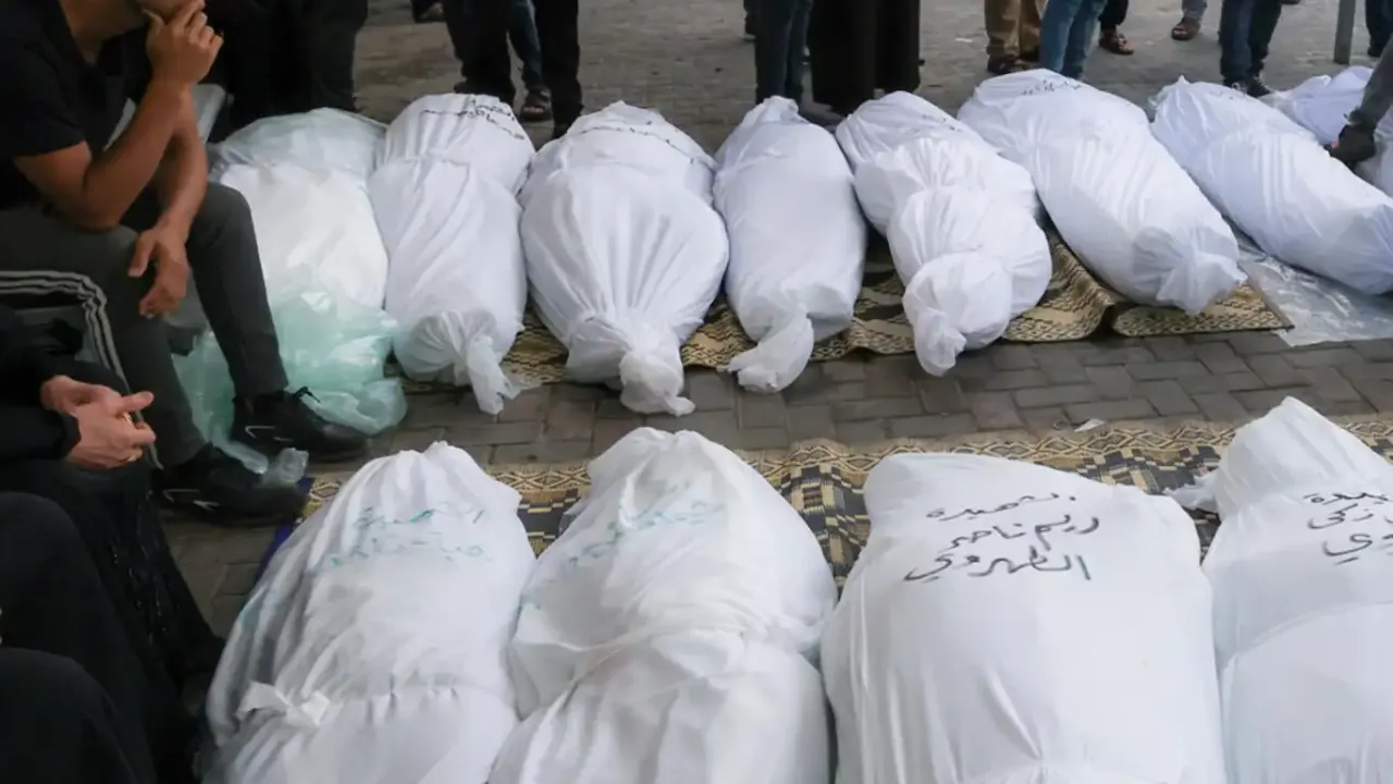 İşgalci yahudilerin saldırdığı Şifa Hastanesi'nde toplu mezar hazırlıkları