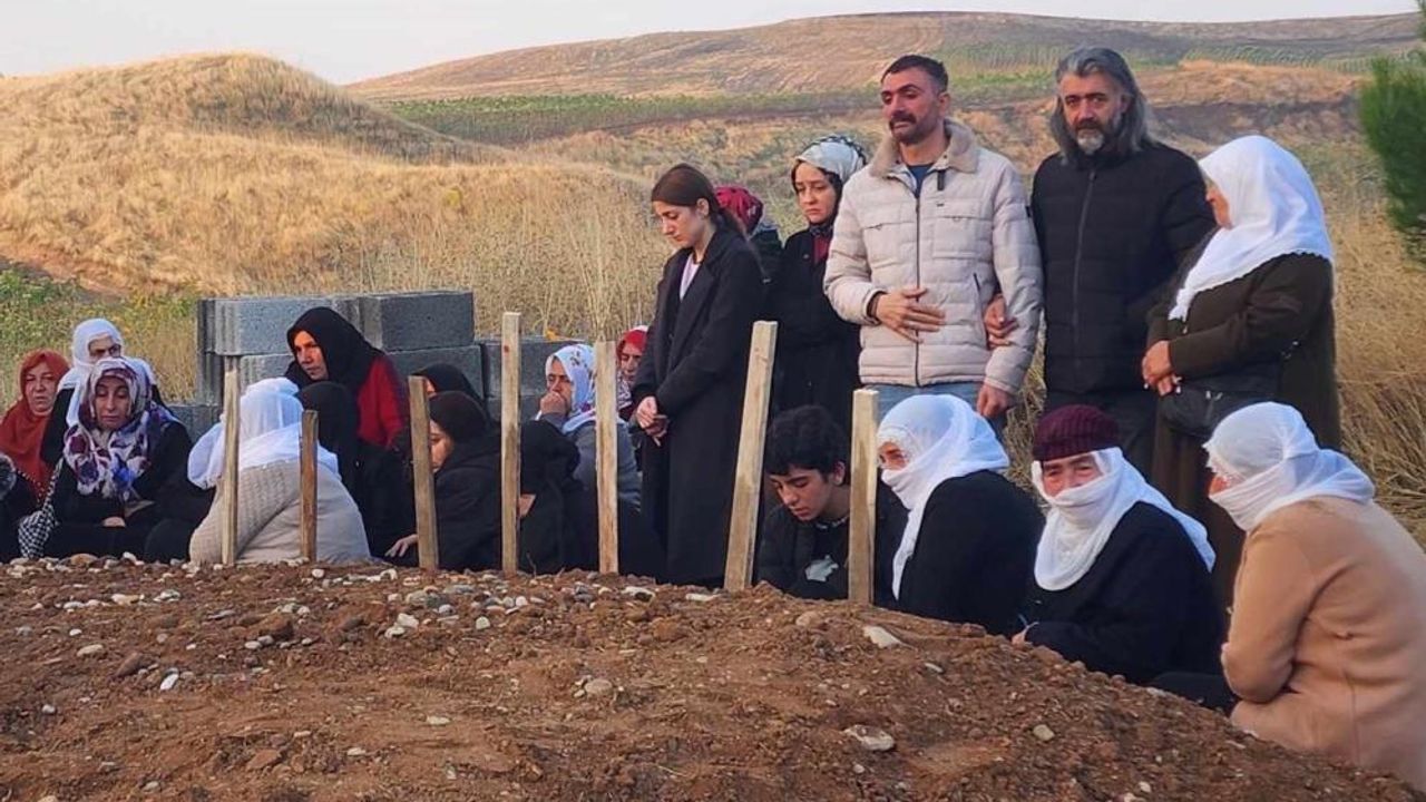 Siirt'teki Trajik Kazada Hayatını Kaybeden Anne ve 5 Çocuğu Yan Yana Defnedildi