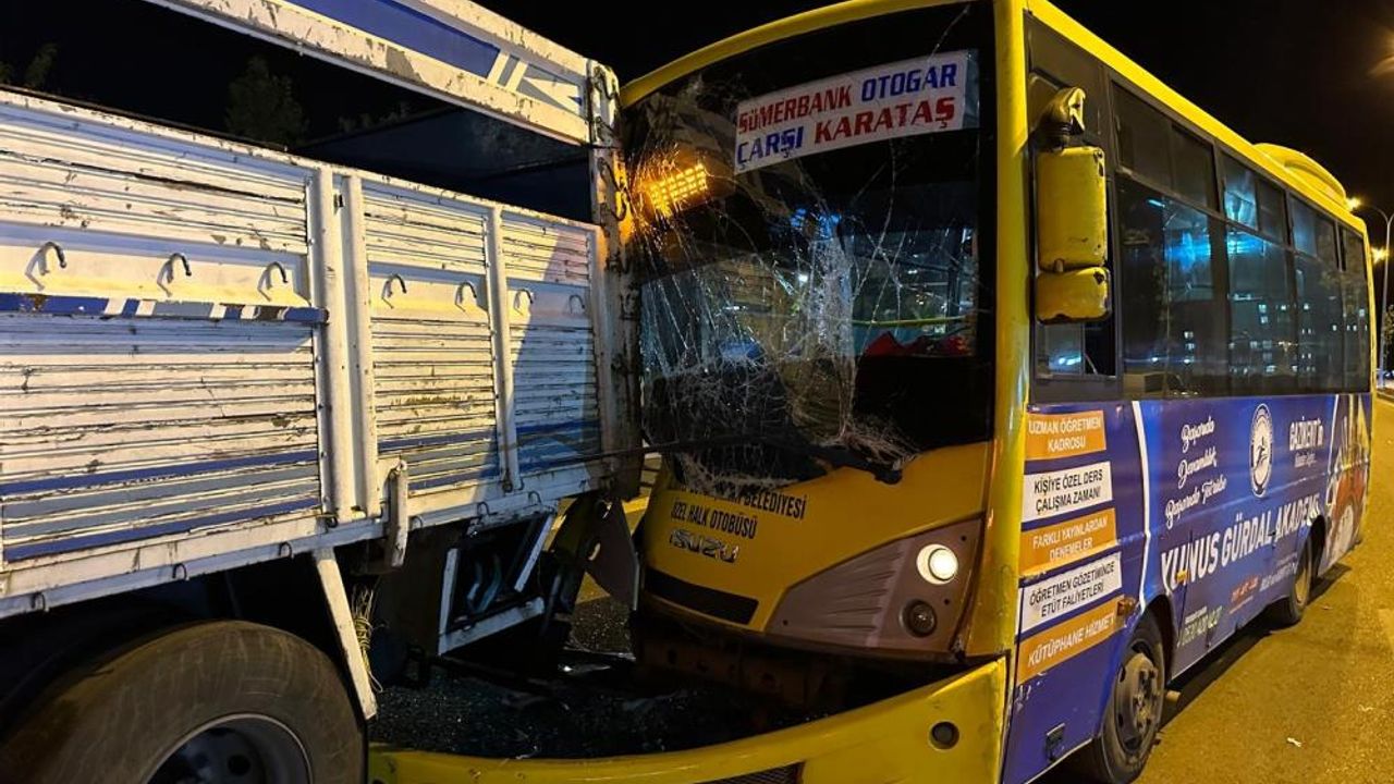 Halk otobüsü kamyona çarptı: 5 yaralı