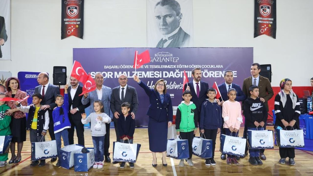 Gaziantep Büyükşehir Belediyesi, başarılı öğrencilere spor seti dağıttı