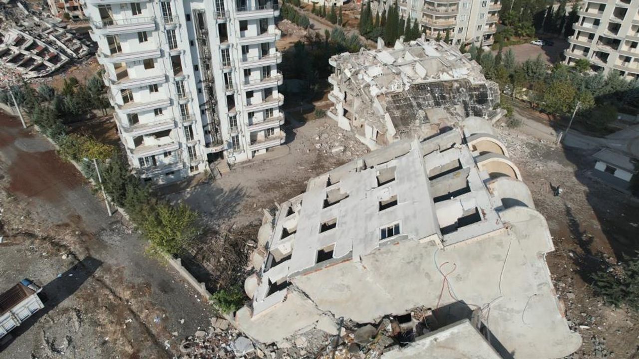 Adıyaman'da depremde hasar gören binalar tek tek yıkılıyor