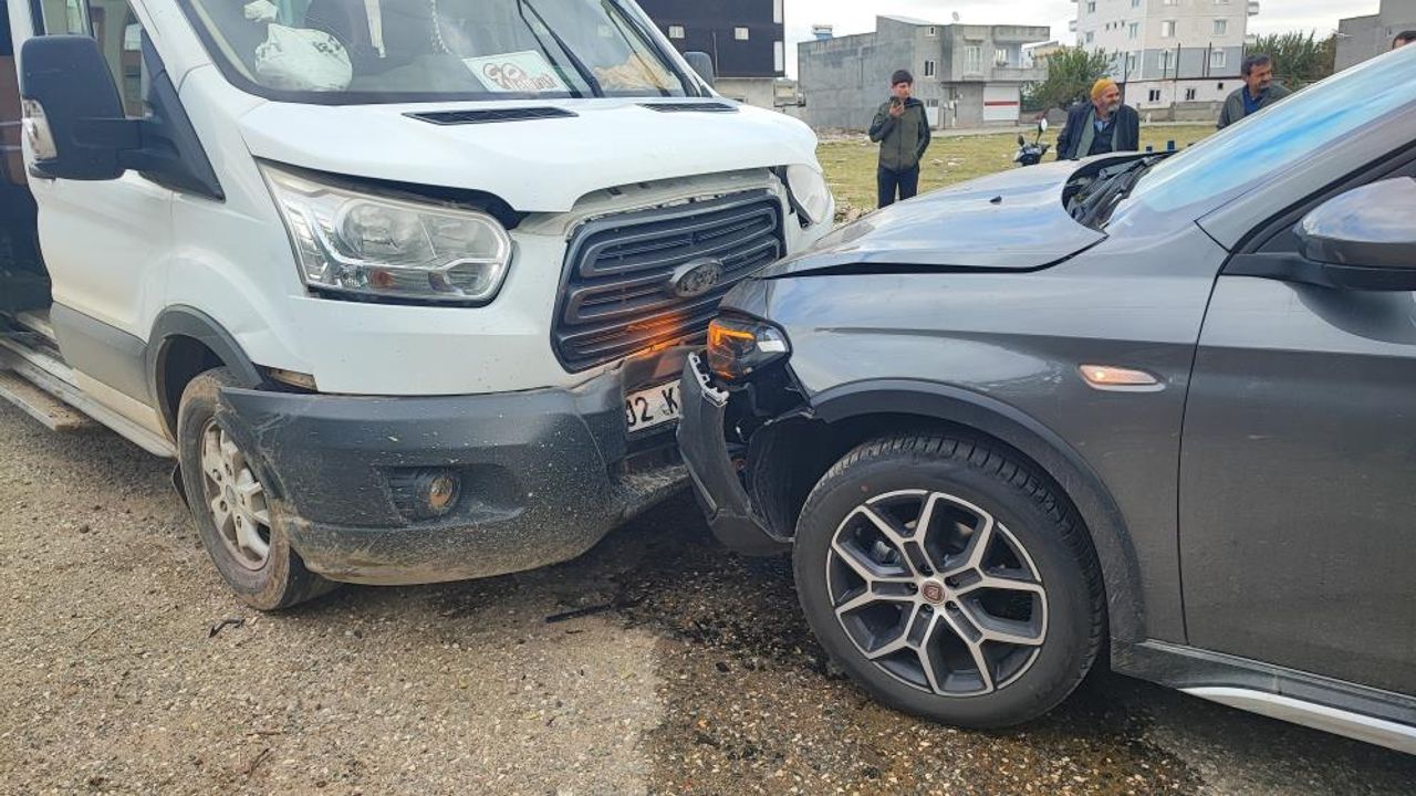 Adıyaman'da otomobil ve minibüs kafa kafaya çarpıştı: 5 yaralı
