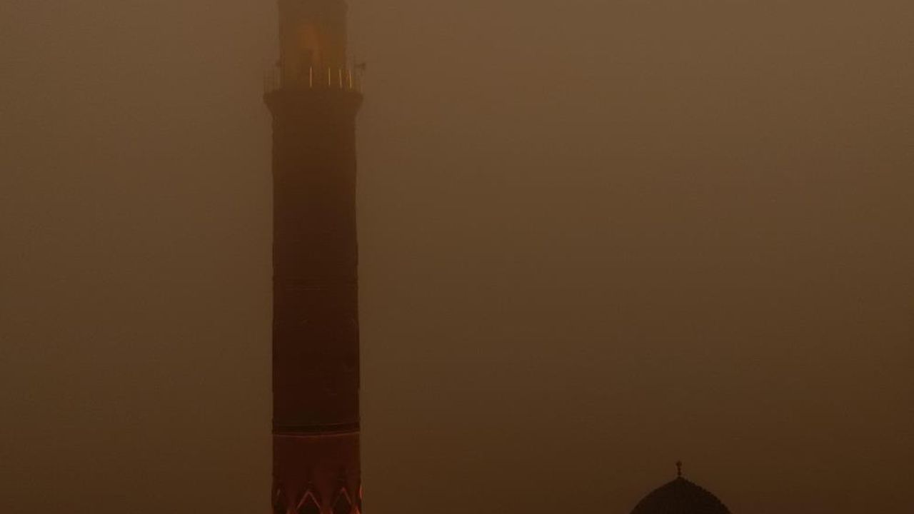 Mardin'de toz taşınımı nedeniyle her yer kızıla büründü