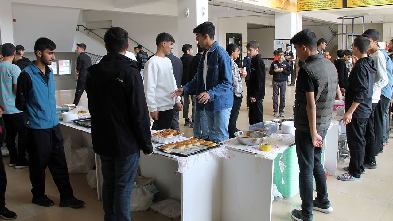 Diyarbakır'da lise öğrencileri Filistin'e yardım kermesi açtı