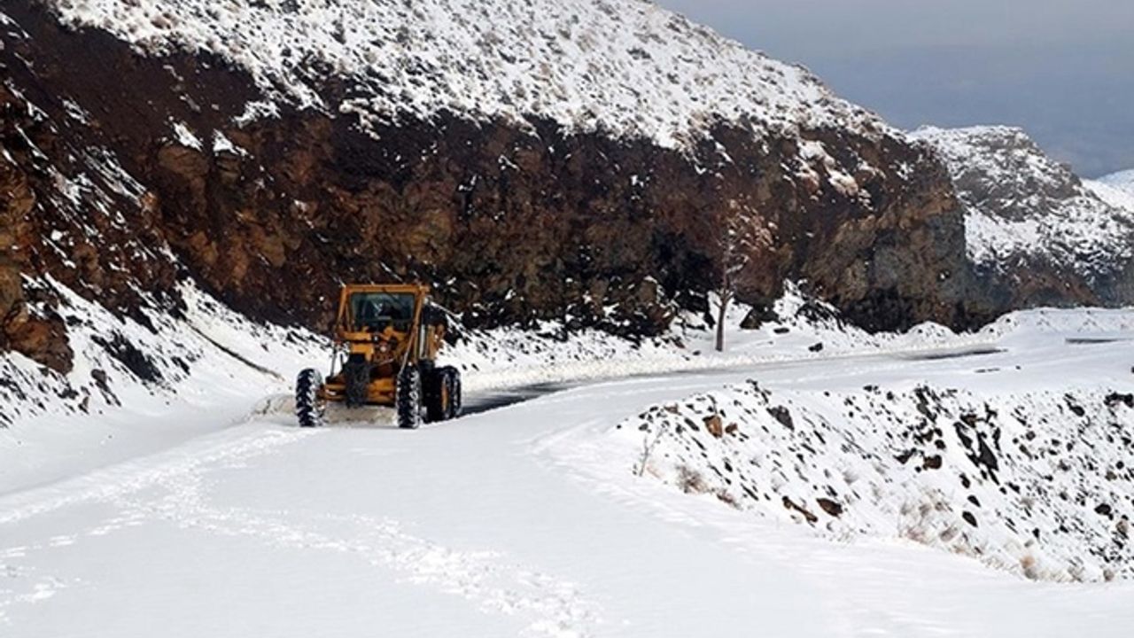 Kars'ta kar 7 köy yolunu ulaşıma kapattı