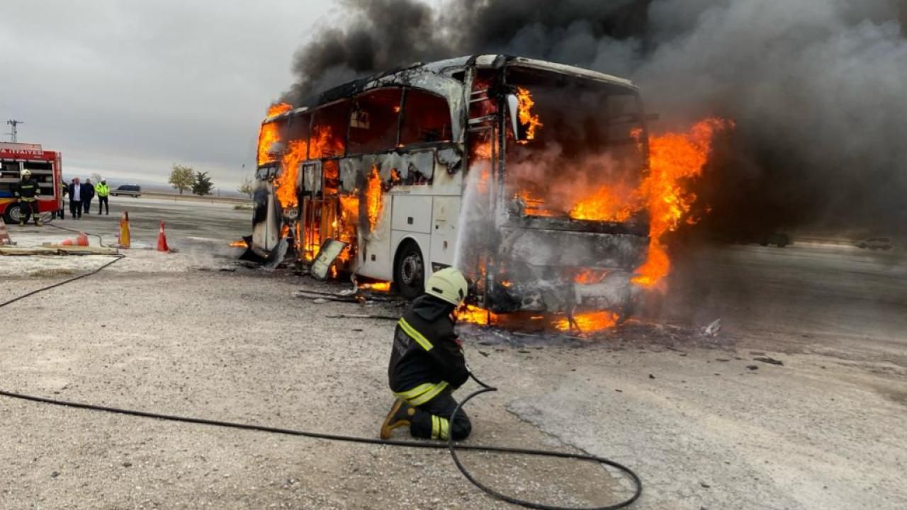 40 yolcunun bulunduğu otobüs alev aldı