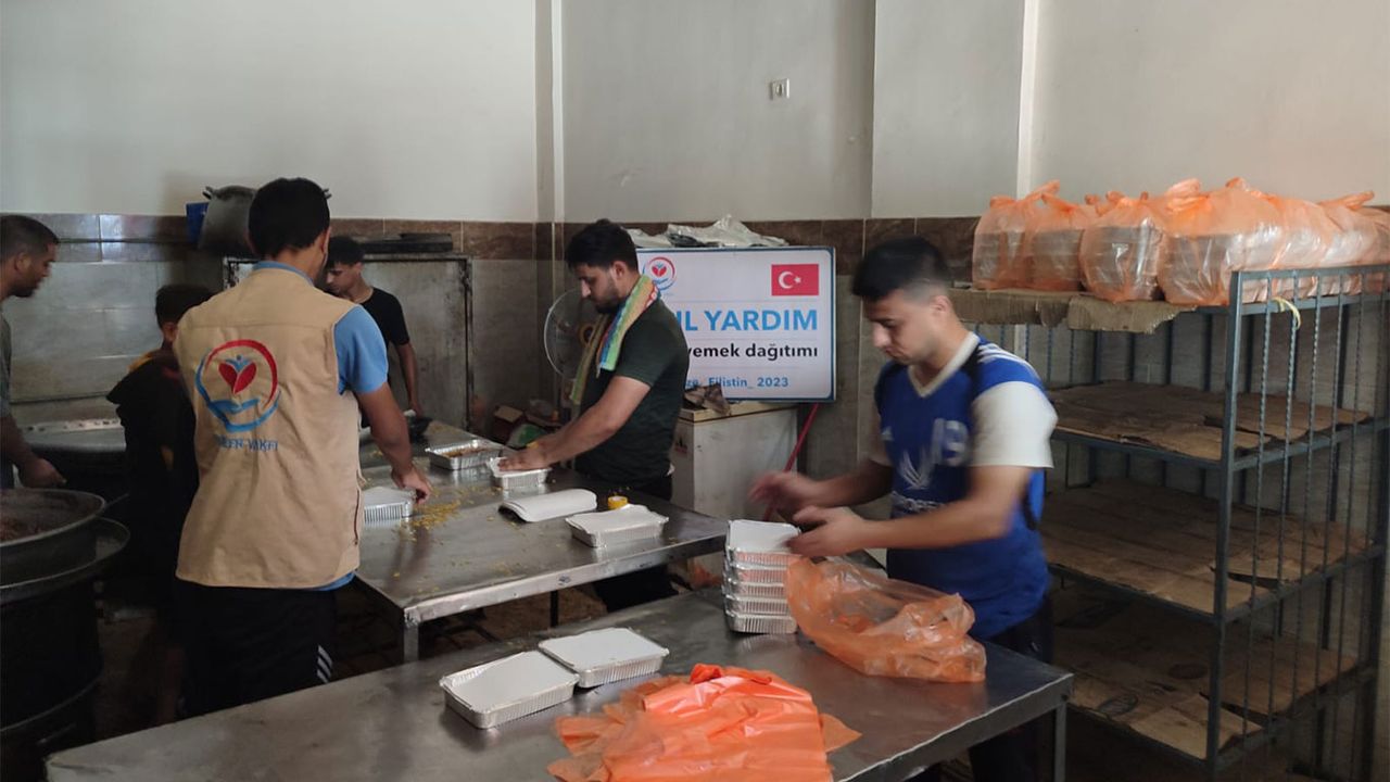 Yetimler Vakfı, Gazze'deki mağdurlar için sıcak yemek yardımına devam ediyor