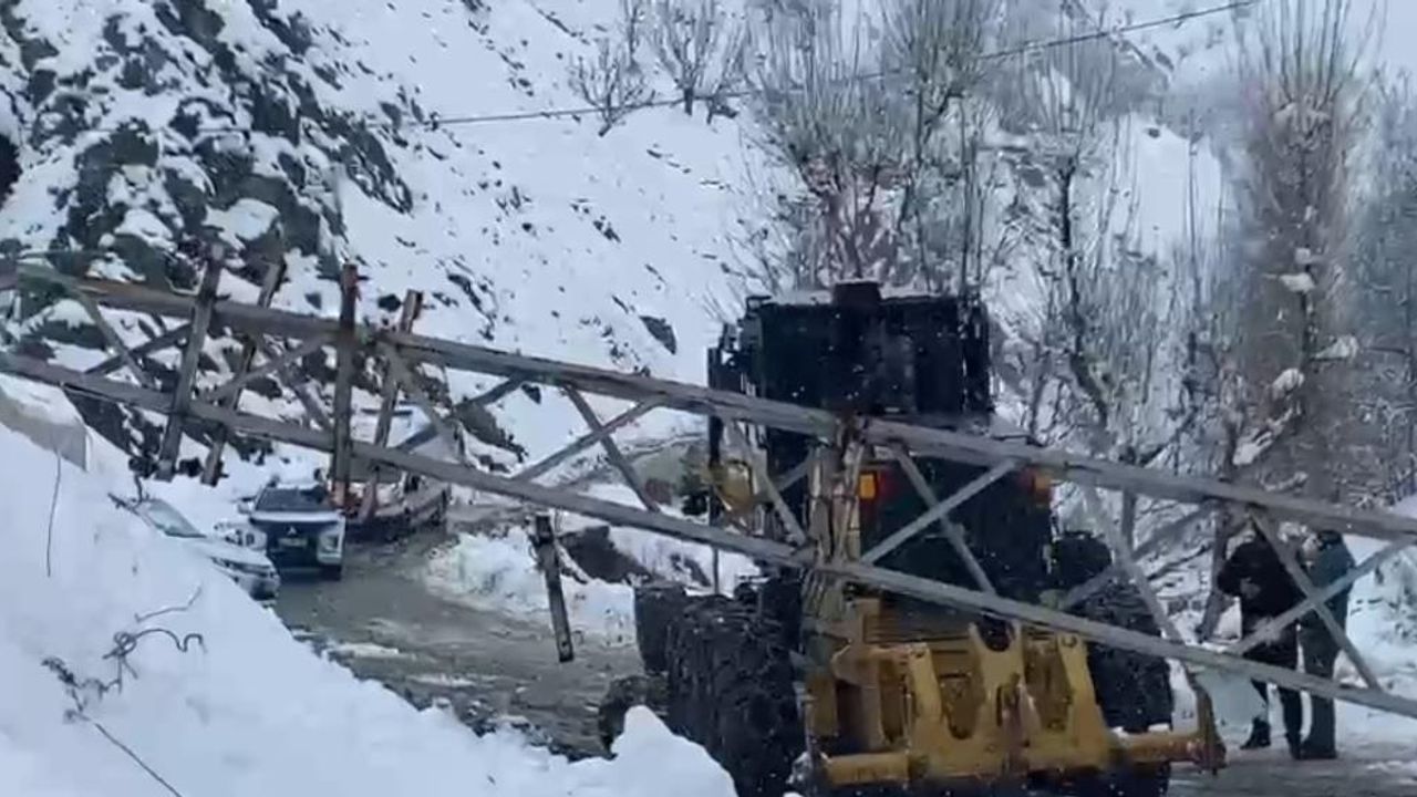 Batman'da karda devrilen direk kaldırıldı, 17 köy yolu ulaşım açıldı