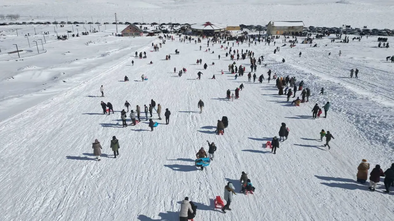 Bingöl Hesarek Kayak Merkezi'nde kayak sezonu açıldı: Diyarbakır'da kar olmadığından buraya geliyoruz