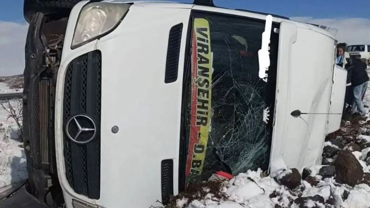 Diyarbakır-Viranşehir karayolunda minibüs devrildi: 5 yaralı