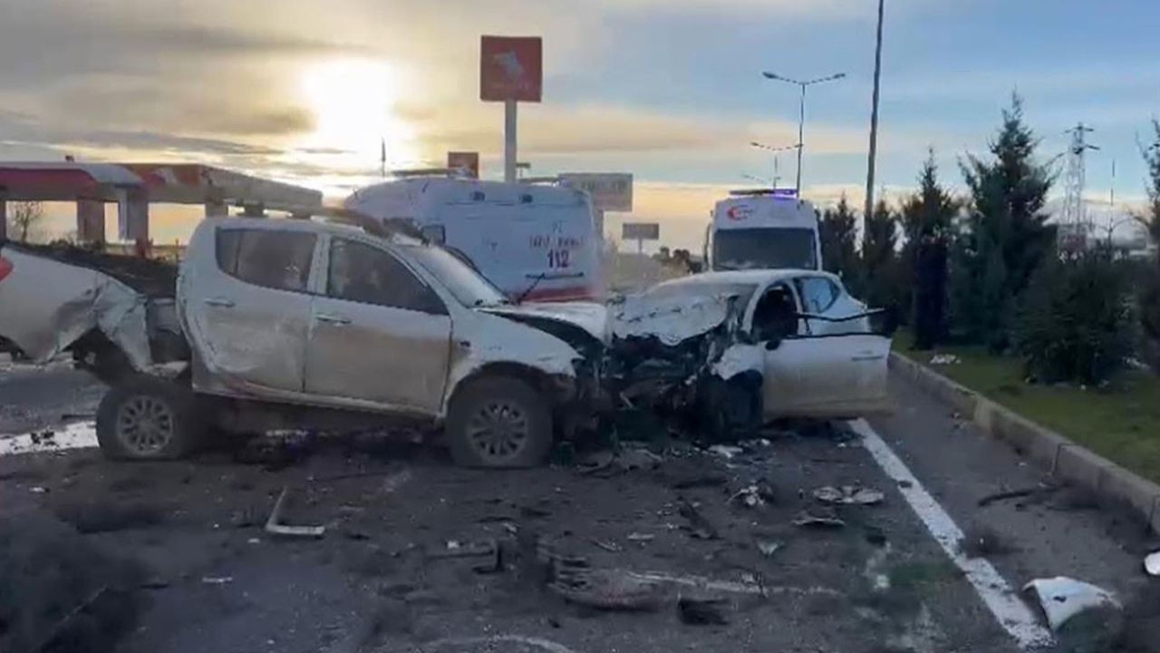 Diyarbakır’da 3 araç çarpıştı: 5 yaralı