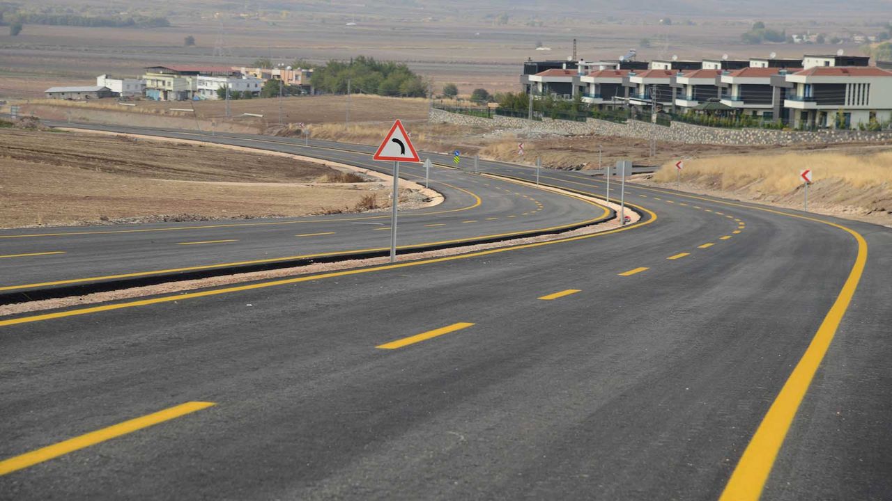 Diyarbakır’da bin 500 kilometre yol yapıldı, 230 bin ton sıcak asfalt serildi