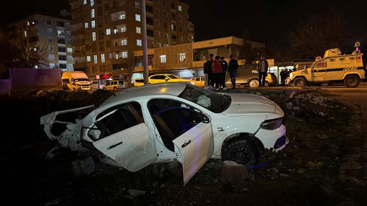 Diyarbakır'da otomobil yolun alt kısmına devrildi: 1'i ağır 6 yaralı