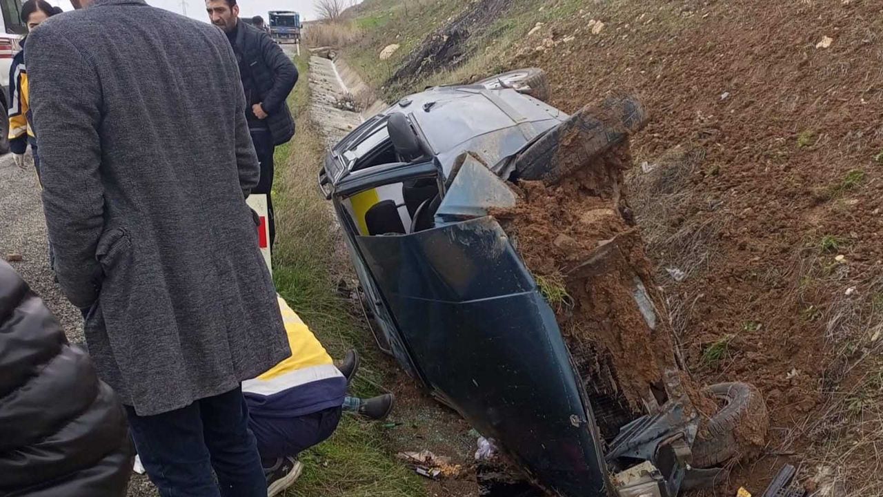 Diyarbakır’da otomobil şarampole devrildi: 2 yaralı