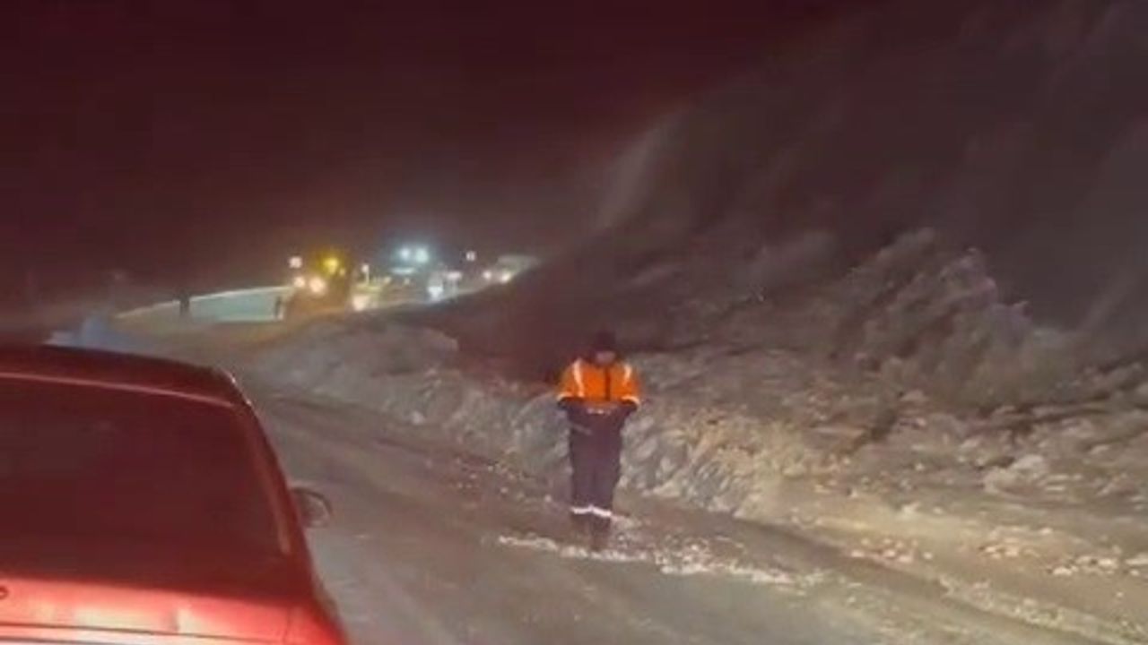 Erzurum’da karayoluna çığ düştü! Bir araç son anda çığ altında kalmaktan kurtuldu