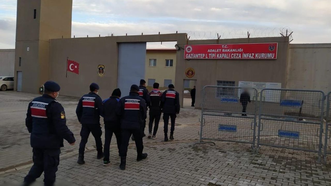 Gaziantep'te 47 kaçak göçmen organizatörü yakalandı