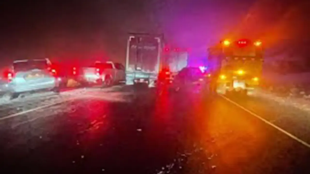Iğdır'da kar yağışı nedeniyle otomobil tıra çarptı: 1 ölü, 1 yaralı