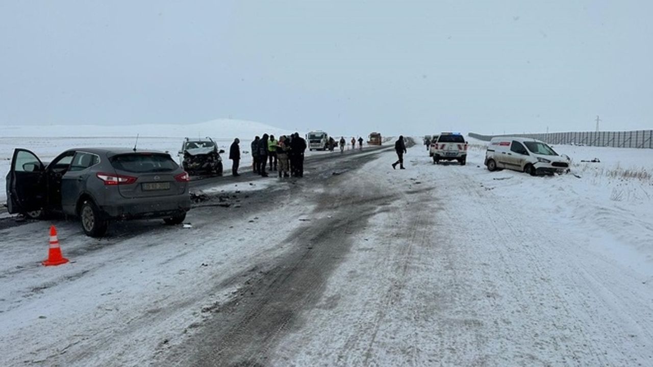 Kars'ta 3 otomobil birbirine girdi! 1'i ağır 9 yaralı