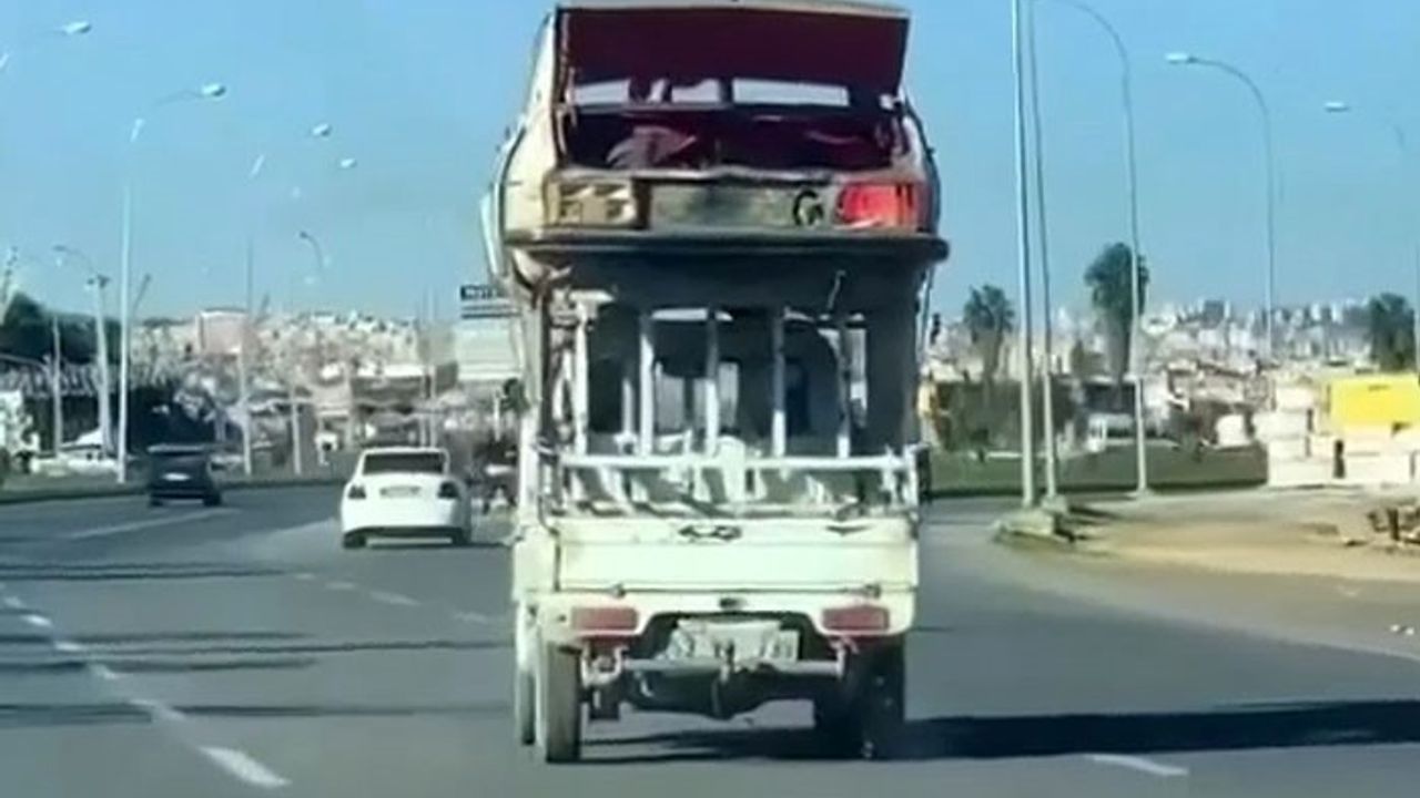 Şanlıurfa'da sorumsuzca görüntü: Kamyonet üzerinde araba taşıdılar